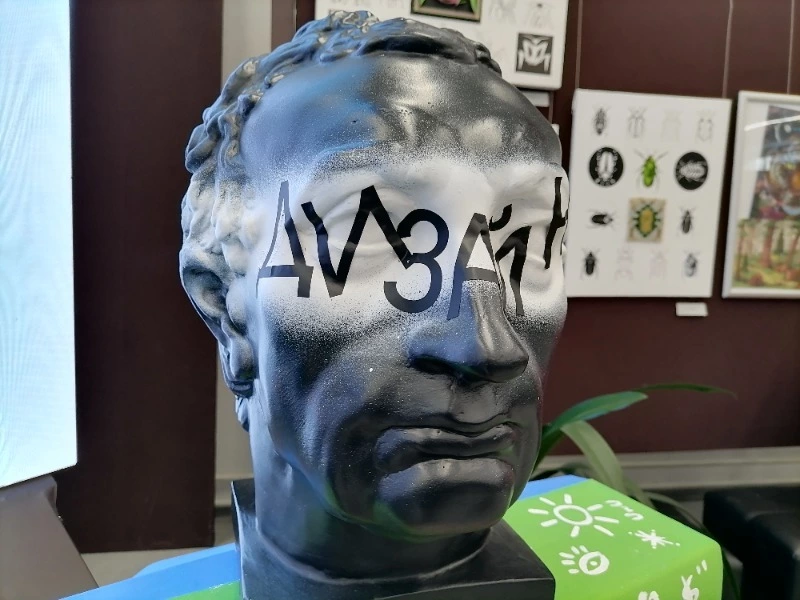 Колледж искусств Сахалина поздравил кафедру дизайна с 30-летием особой выставкой