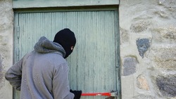 Житель Углегорска попал под следствие после кражи из дачного дома 