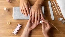 Лунный календарь маникюра на август 2024: благоприятные дни, модные тенденции