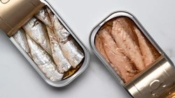 Роспотребнадзор на Сахалине рассказал, как правильно выбирать консервы 