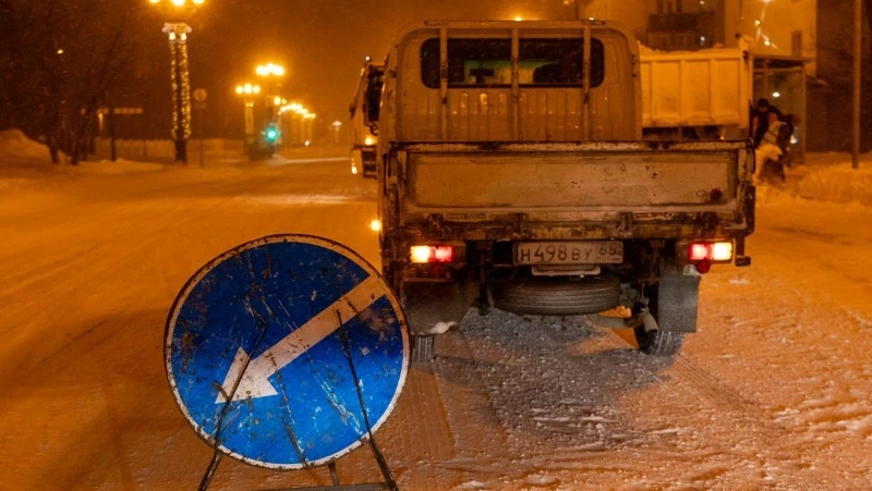 Более 150 единиц техники убирали снег ночью в Южно-Сахалинске