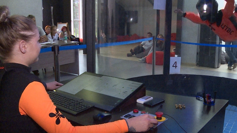 Сахалинские подростки закончили двухмесячный курс обучения в аэротрубе