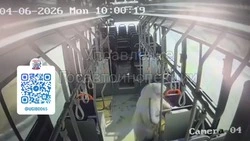 Сахалинку отбросило на ступени в салоне автобуса из-за резкого торможения