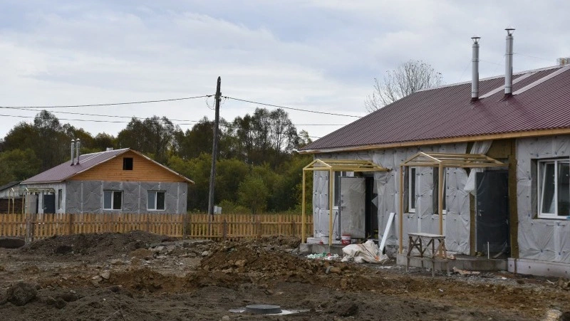 В Поронайском районе продолжают строительство домов для переселения граждан из аварийного жилья