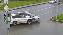 Камеры видеонаблюдения засняли момент ДТП на Ленина – Транзитной в Южно-Сахалинске