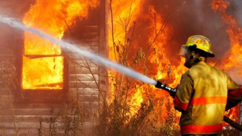 Пожарные потушили одноэтажный деревянный дом в Смирных 12 декабря