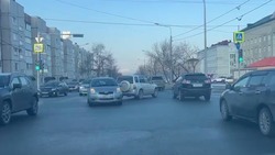 ДТП с двумя автомобилями произошло на перекрестке Южно-Сахалинска утром 17 марта
