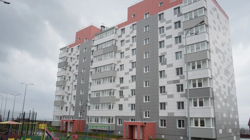 Новостройка на улице Артиллерийской в Корсакове встречает жителей 