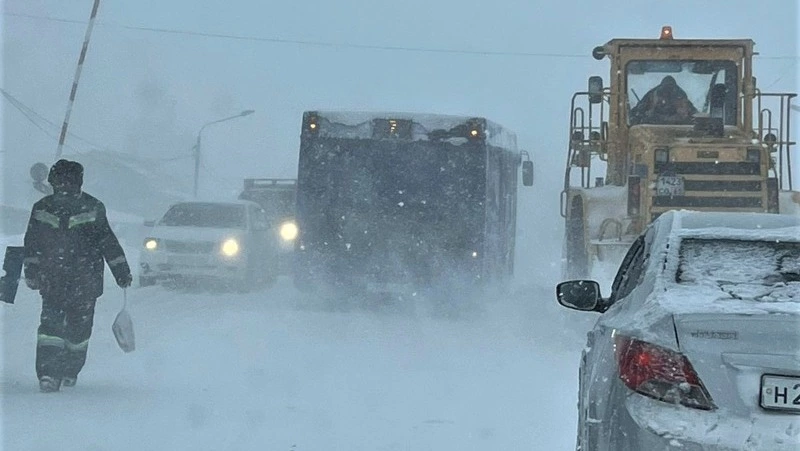 Автобус с пассажирами сломался на ж/д переезде в Южно-Сахалинске во время циклона
