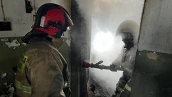 Тело мужчины обнаружили при пожаре в квартире в Охе