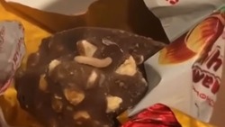 Фотофакт: конфета с отвратительной начинкой попалась сахалинцам в новогоднем подарке