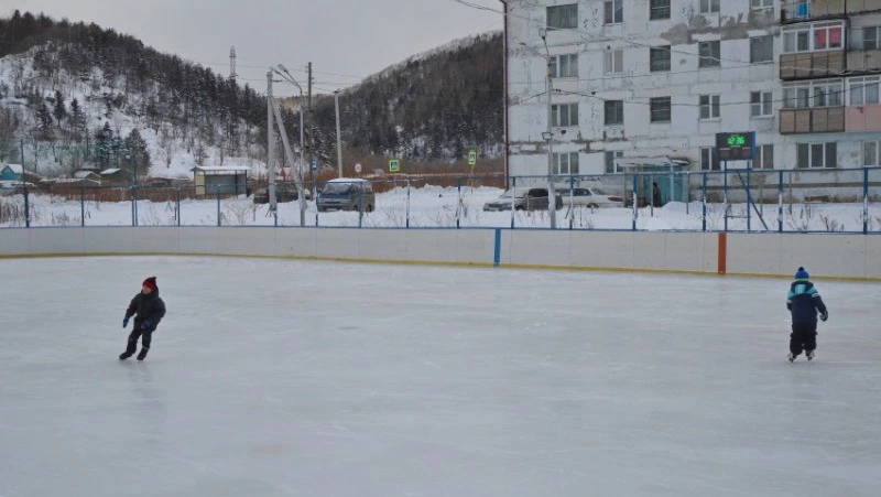 В Холмске через суд подрядчика заставили устранить течь хоккейной коробки