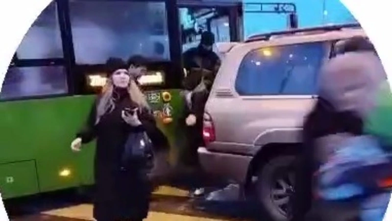 Из-за столкновения с внедорожником пассажирский автобус перекрыл движение в Южно-Сахалинске