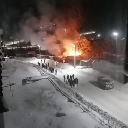 Гаражи загорелись на юге Сахалина. Очевидец утверждает, что пожарные тушили огонь снегом