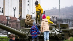 Дети оккупировали военную технику возле площади Победы в Южно-Сахалинске