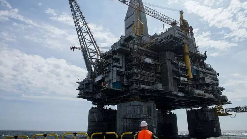 Валерий Лимаренко поздравил сахалинских нефтяников и газовиков