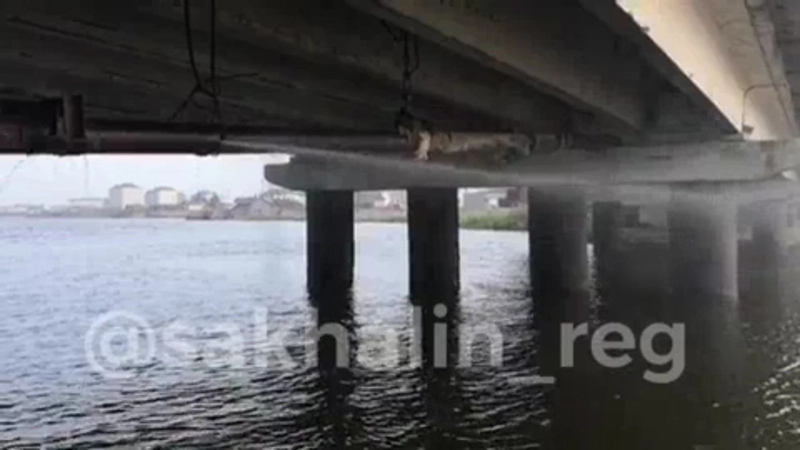 На Сахалине заткнули фонтан, который всю зиму бил из трубы под мостом на реке Черной