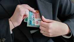 Член родкомитета растратила деньги выпускников детсада в Корсакове