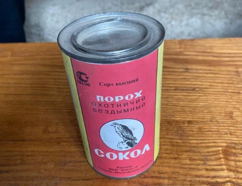 Полиция изъяла банку с порохом у жителя Анивского района