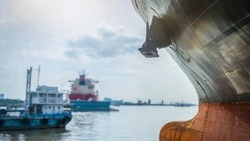 Ураган на Итурупе мешает разгрузке судна с топливом