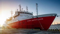 Теплоход «Игорь Фархутдинов» высадил пассажиров на Итурупе после устранения поломки