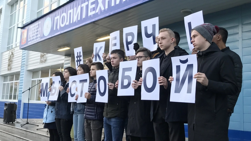 Студенты сахалинского политеха почтили память жертв трагедии в Керчи (ВИДЕО)