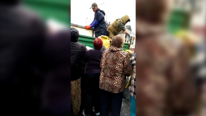 Жители Северо-Курильска выстроились в очередь у грузовика с бесплатным лососем