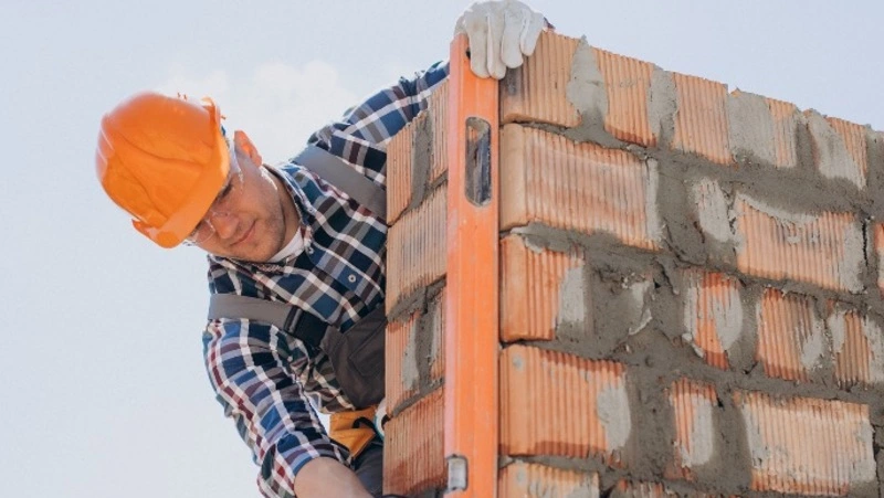 Строители опередили айтишников по темпу роста зарплат по итогам года