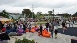 Как пустырь с гаражами превратился в точку притяжения: история набережной реки Корсаковки