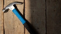 Лом и молоток: подростки вломились в чужую квартиру в Шахтерске 