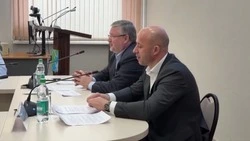 Депутат Госдумы Георгий Карлов провел встречу с депутатами Собрания и жителями Долинского района