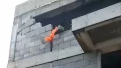 Кирпичи у строящегося дома в Южно-Курильске снесло ураганным ветром 23 декабря