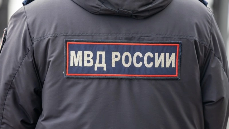 Инспекторы ДПС на Сахалине остановили Land Cruiser с мужчиной в розыске