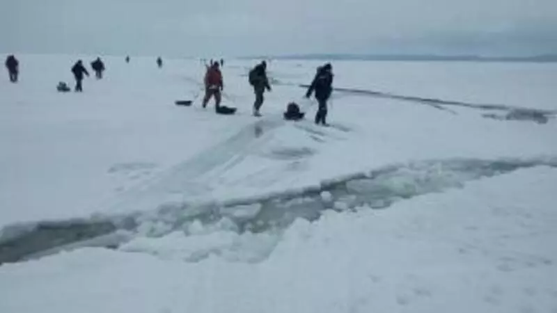 Неустойчивый лед не испугал группу сахалинских рыболовов