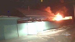 В Приморье полицейский вытащил пенсионерку из горящего дома 