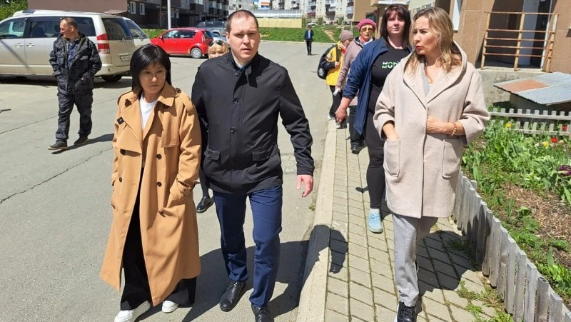 Качество уборки дворов и детских площадок в Долинске проверили 23 мая