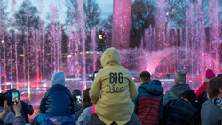 Сотни людей пришли на открытие фонтана в городском парке Южно-Сахалинска
