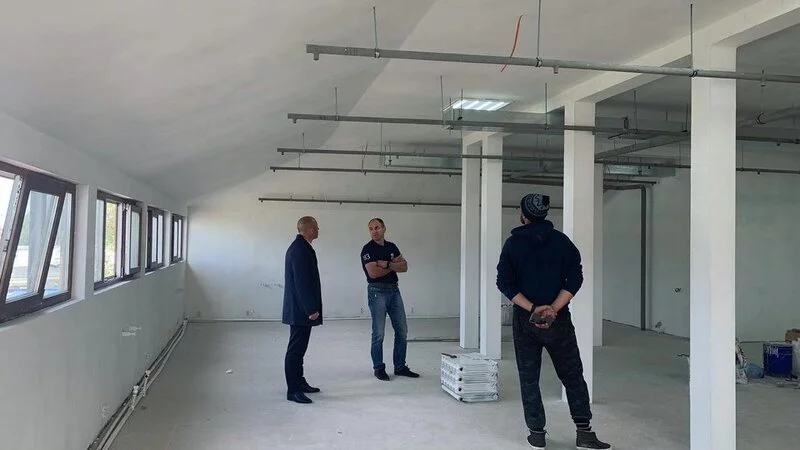 Мэр Долинска проинспектировал работы в будущем архиве и музее