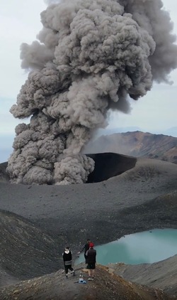 Кинематографичное извержение вулкана Эбеко показали курильские гиды
