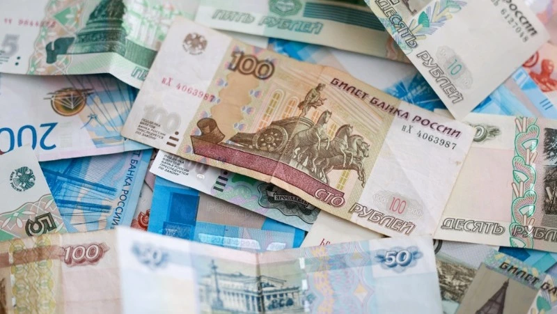 Больше половины жителей Южно-Сахалинска доверяют сбережениям в рубле