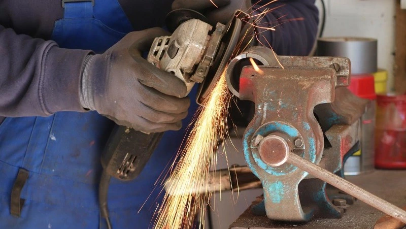 Сахалинец расплатился с таксистом чужой шлифовальной машинкой