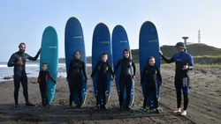 «Лови волну!». Тренер из Петербурга воспитал смену серфингистов на Курилах