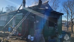Пожарные потушили частный дом в Корсакове 6 декабря 
