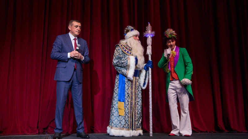 500 юных сахалинцев побывали на губернаторской ёлке