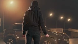 Сахалинец снял детали с чужого автомобиля, чтобы отремонтировать свой