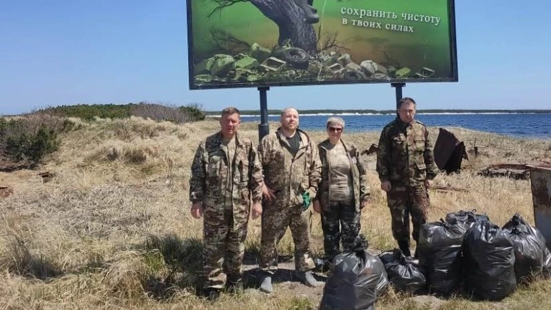 Берега озера Сладкого в Охинском районе очистили от мусора