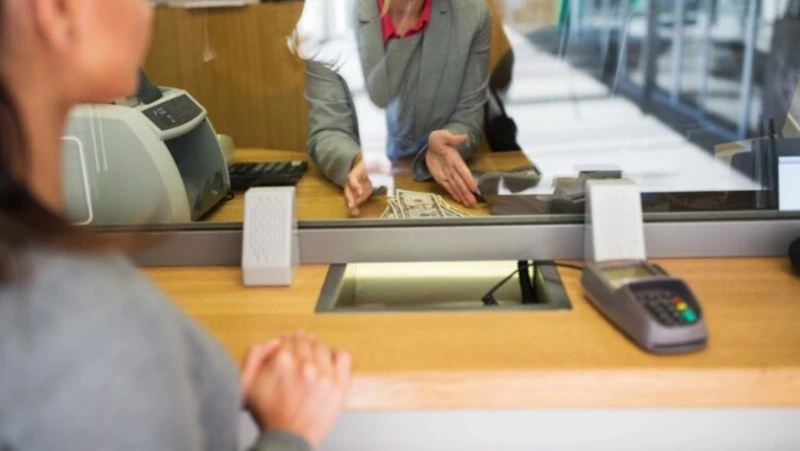 Женщина из Анивы подняла с пола в банке 22 тысячи рублей и присвоила себе половину