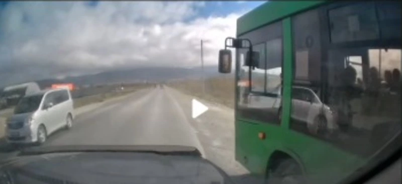 Наставник на дороге: шофер автобуса в Южно-Сахалинске пытался проучить водителя иномарки 