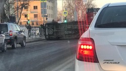 Машина скорой помощи перевернулась в ДТП в Южно-Сахалинске