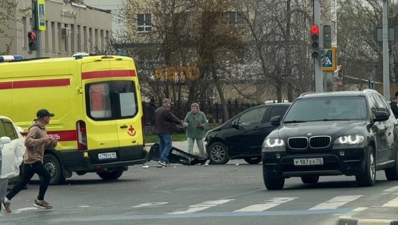 В Южно-Сахалинске бригада неотложной помощи прибыла на место крупной автомобильной аварии